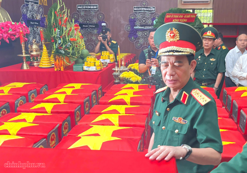 Đại tướng Phan Văn Giang dâng hương tưởng niệm các Anh hùng liệt sĩ tại Nhà quàn hài cốt liệt sĩ, công viên Lê Thị Riêng - Ảnh: VGP/LA