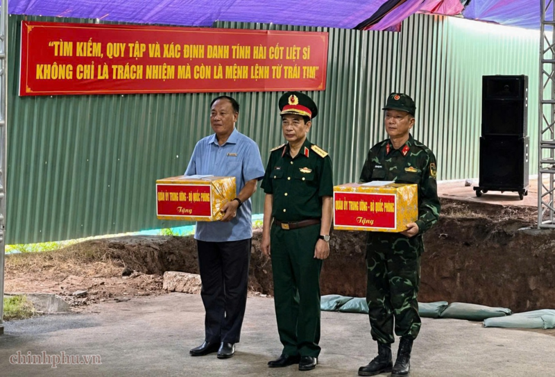 Đại tướng Phan Văn Giang động viên, tặng quà cán bộ, chiến sĩ và các lực lượng đang trực tiếp thực hiện nhiệm vụ tại Công viên Lê Thị Riêng - Ảnh: VGP/LA