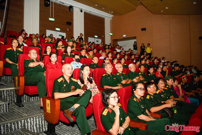 Với nhiều cựu chiến binh, đây là lần đầu tiên được trải nghiệm một chương trình nghệ thuật quy mô lớn kết hợp giữa sân khấu, âm nhạc và công nghệ hiện đại. Các cựu chiến binh đã nhìn thấy hình ảnh của cha ông, đồng đội và chính một phần tuổi trẻ của mình được kể lại qua sân khấu tái hiện những chiến công giữ nước, hy sinh mất mát để giành độc lập.
