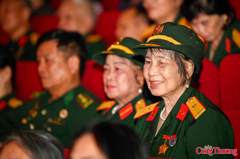 “Thế hệ của các cháu bây giờ làm được những thước phim này để đền đáp công ơn của các thế hệ trước, chúng tôi rất xúc động. Mọi người đều thấy được cảnh đất nước mình vươn lên, từ lúc khó khăn cho đến khi thanh bình như bây giờ. Những cảnh diễn về mất mát trong chiến thắng Bạch Đằng hay hình ảnh người anh hùng lấy thân mình chèn pháo khiến chúng tôi nhớ lại và vô cùng cảm động”, bà Nguyễn Thị Kim Anh, cựu chiến binh thuộc Binh đoàn Trường Sơn chia sẻ cảm nhận sau show diễn.