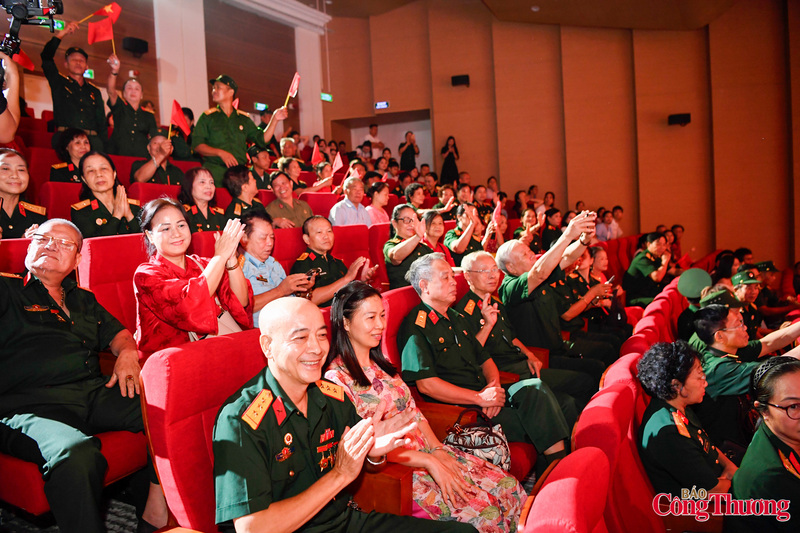 Trong suốt thời gian trình diễn, các cựu chiến binh gần như không rời mắt trước những màn trình diễn sinh động cùng sân khấu hiện đại hoành tráng.