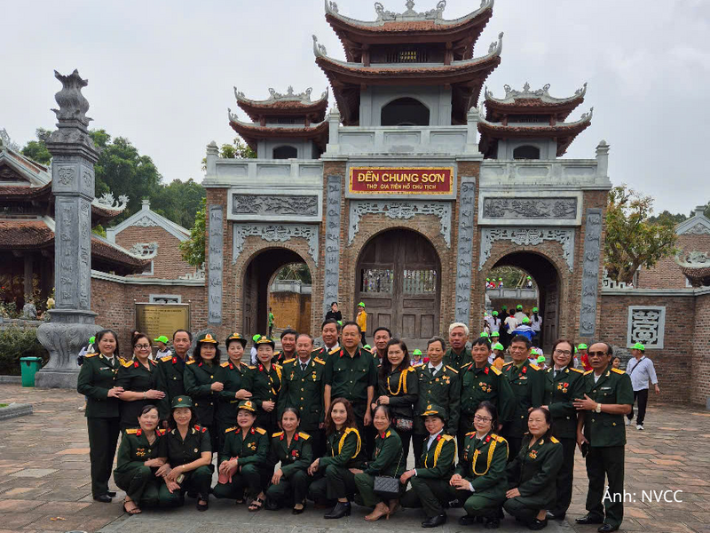 Cựu chiến binh Nguyễn Xuân Sơn cùng các cựu chiến binh viếng đền Chung Sơn (thuộc Quần thể khu di tích Kim Liên, tỉnh Nghệ An).