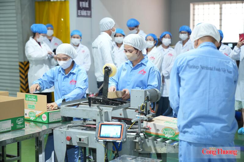 Công nhân hoàn thiện công đoạn đóng gói sản phẩm trước khi đưa ra thị trường. Ảnh: Nguyệt Đức.
