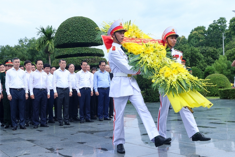 Thủ tướng Lê Minh Hưng và Đoàn công tác dâng hoa tại Nghĩa trang Liệt sĩ Quốc gia A1 - Ảnh: VGP/Nhật Bắc