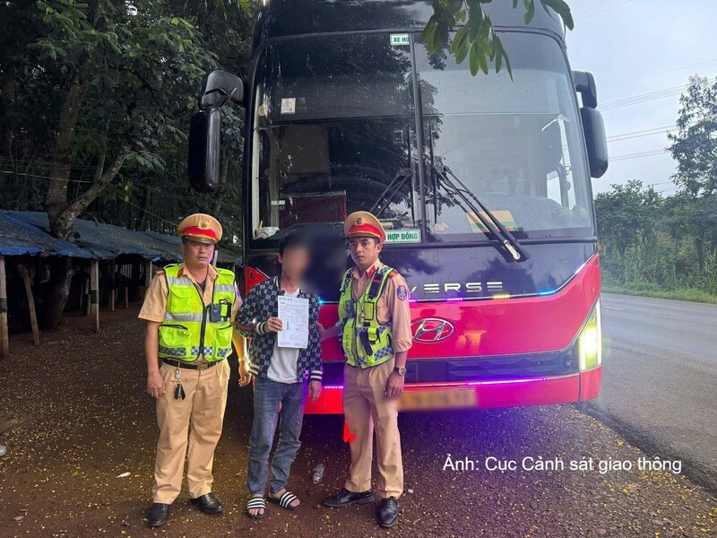 Lực lượng cảnh sát giao thông xử lý tài xế dương tính với ma túy điều khiển xe khách chạy quá tốc độ 64 km/h.
