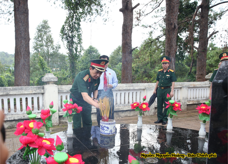 Đại tướng Phan Văn Giang thắp hương tri ân các anh hùng liệt sĩ tại Nghĩa trang Liệt sĩ Đắk Nông.