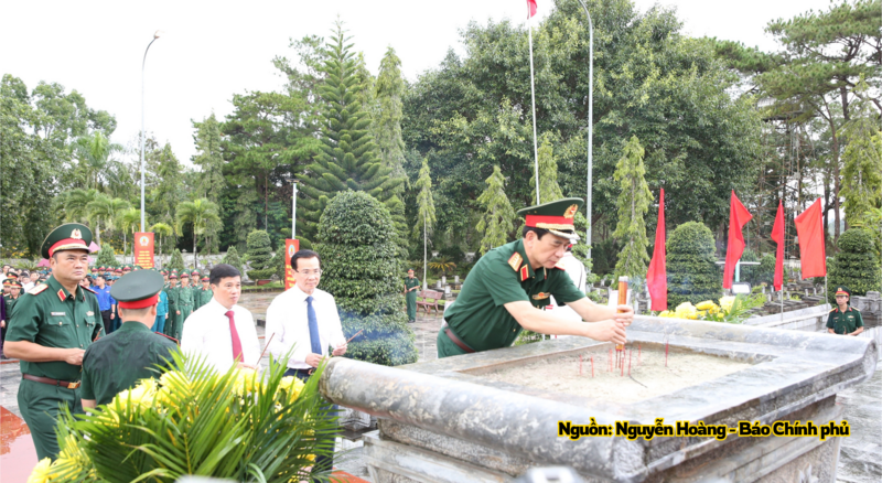 Phó Thủ tướng Chính phủ, Bộ trưởng Bộ Quốc phòng dâng hương tại Nghĩa trang Liệt sĩ Đắk Nông.