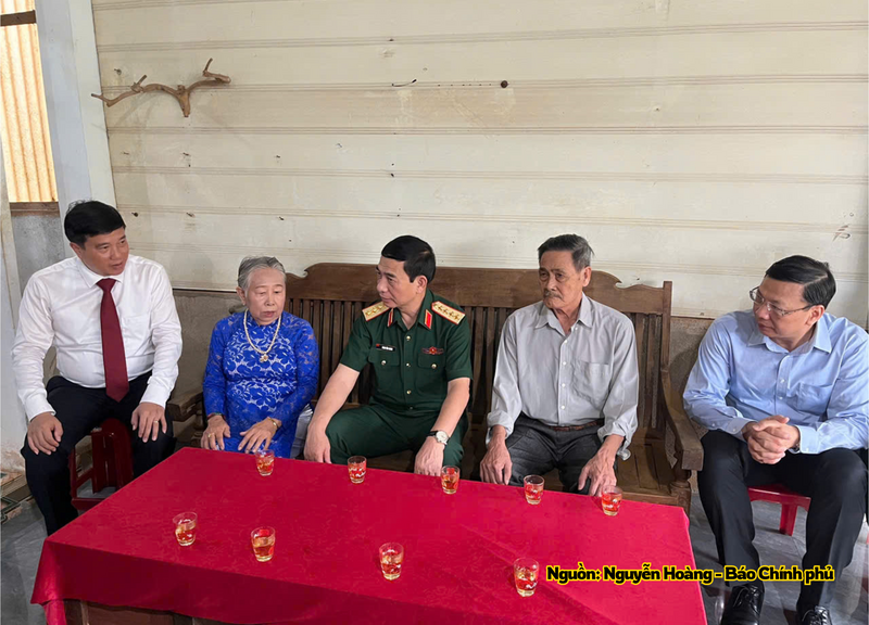 Đại tướng Phan Văn Giang thăm gia đình ông bà Nguyễn Văn Sự.