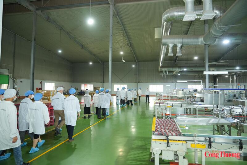 Trước khi vào khu vực sản xuất, cán bộ, nhân viên phải mặc trang phục bảo hộ, đi giày chuyên dụng và đội mũ trùm tóc nhằm bảo đảm các yêu cầu về an toàn, vệ sinh thực phẩm. Ảnh: Nguyệt Đức.