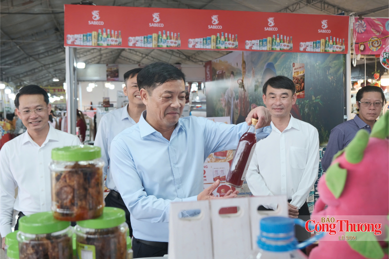 Phó Chủ tịch Thường trực UBND tỉnh Lâm Đồng Lê Trọng Yên tham quan các gian hàng trưng bày sản phẩm OCOP tại hội chợ.