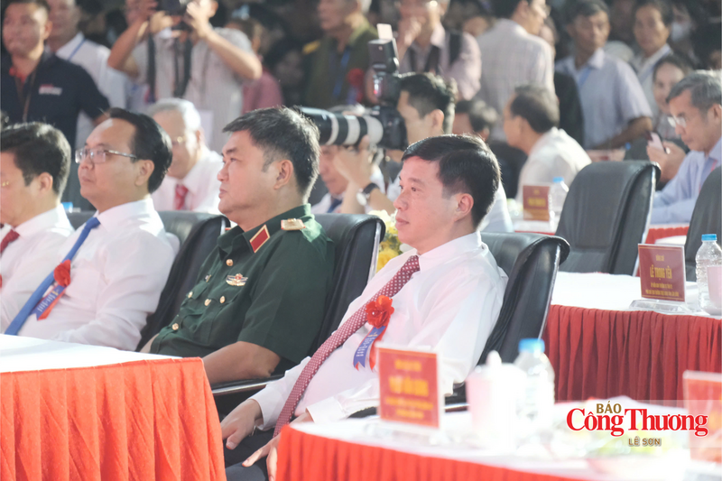 Ủy viên Ban Chấp hành Trung ương Đảng, Bí thư Tỉnh ủy Lâm Đồng Y Thanh Hà Niê Kđăm và Trung tướng Lê Xuân Thế, Ủy viên Ban Chấp hành Trung ương Đảng, Tư lệnh Quân khu 7 tại buổi lễ.