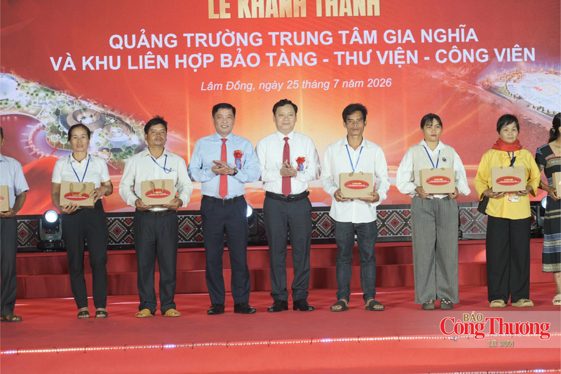 Dịp này, lãnh đạo tỉnh Lâm Đồng đã trao 15 phần quà cho các gia đình chính sách, người có công và hộ có hoàn cảnh khó khăn trên địa bàn.
