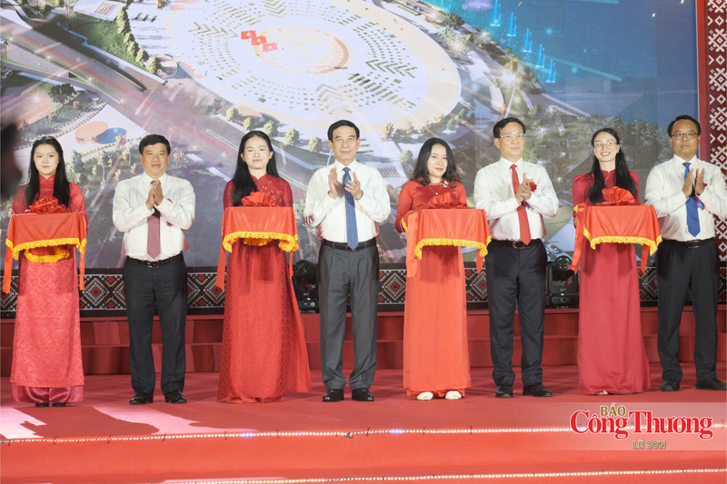Đại tướng Phan Văn Giang cùng các đại biểu cắt băng khánh thành.