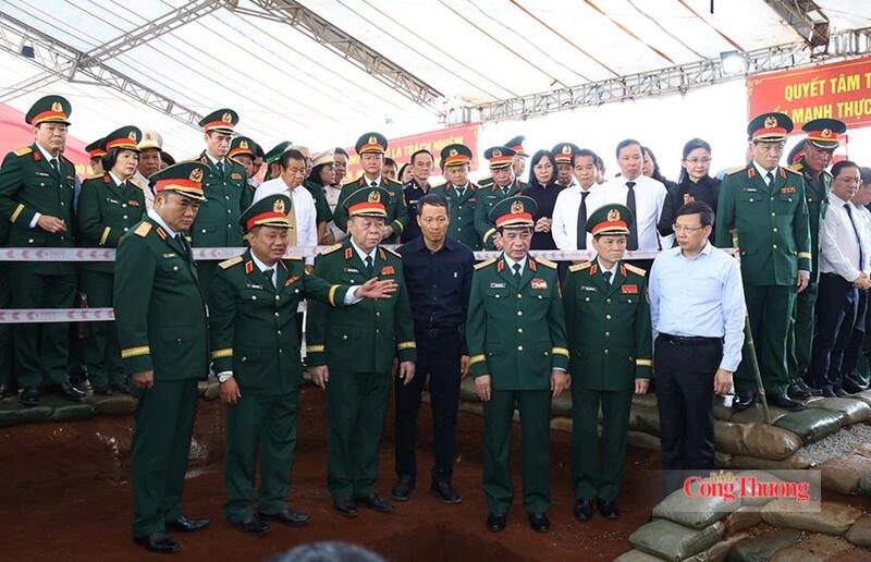 Đại tướng Phan Văn Giang, Đại tướng Nguyễn Trọng Nghĩa cùng các đại biểu kiểm tra công tác tìm kiếm, quy tập hài cốt liệt sĩ trên thực địa tại xã Minh Đức, TP. Đồng Nai, ngày 25/7. Ảnh: BCĐ