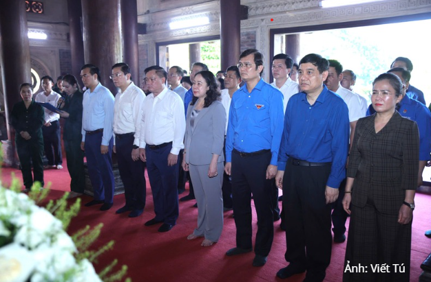 Các đại biểu thành kính bày tỏ lòng biết ơn sâu sắc trước sự hy sinh của các Anh hùng liệt sĩ.
