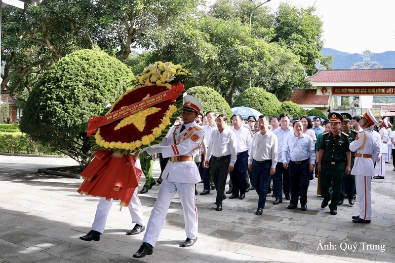 Đoàn đại biểu Tỉnh ủy, HĐND, UBND, Ủy ban MTTQ Việt Nam tỉnh Lai Châu viếng Nghĩa trang Liệt sĩ tỉnh và dâng hoa tại Tượng đài Bác Hồ nhân kỷ niệm 79 năm Ngày Thương binh - Liệt sĩ (27/7/1947 - 27/7/2026).