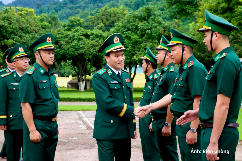 Trung tướng Vũ Trung Kiên cùng đoàn công tác thăm kiểm tra Đồn Biên phòng Nậm Kè.