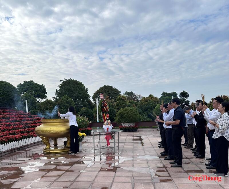 Bộ Công Thương dâng hương tưởng niệm các Anh hùng - Liệt sĩ tại TP. Hồ Chí Minh - 8