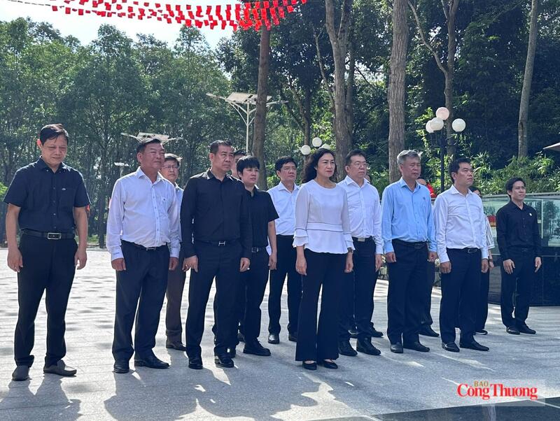 Hoạt động dâng hương không chỉ thể hiện đạo lý "Uống nước nhớ nguồn", "Đền ơn đáp nghĩa" của dân tộc mà còn là dịp để cán bộ, công chức, viên chức và người lao động Bộ Công Thương ôn lại truyền thống cách mạng hào hùng, bồi đắp lòng yêu nước, tinh thần trách nhiệm và ý thức cống hiến.