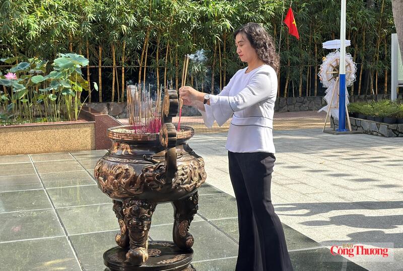 Bộ Công Thương dâng hương tưởng niệm các Anh hùng - Liệt sĩ tại TP. Hồ Chí Minh - 10