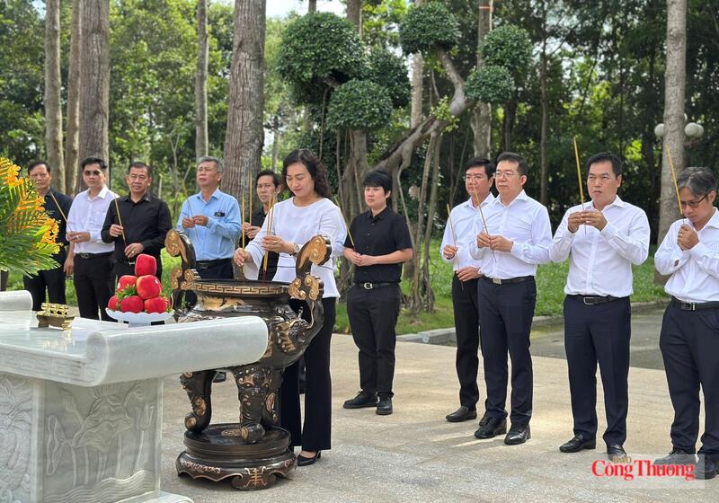 Bộ Công Thương dâng hương tưởng niệm các Anh hùng - Liệt sĩ tại TP. Hồ Chí Minh - 9