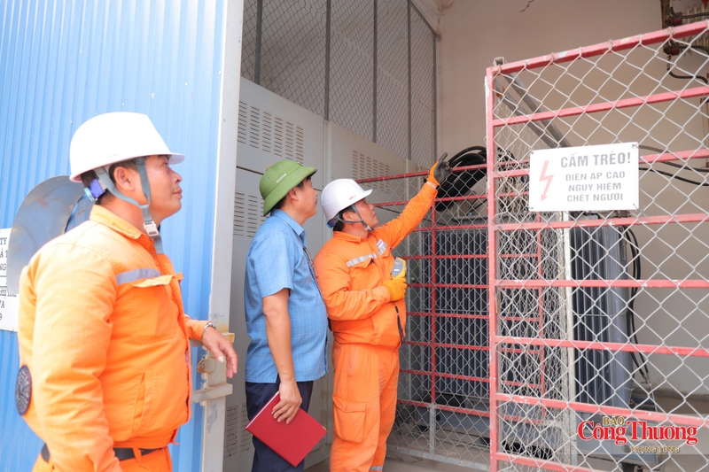Dòng điện được san sẻ hợp lý, đảm bảo chất lượng điện năng cho cả sinh hoạt lẫn kinh doanh thương mại. Ảnh: Trọng Tùng