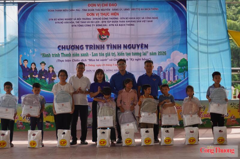 Đồng chí Nguyễn Ngọc Tâm, Ủy viên Ban Chấp hành Trung ương Đoàn, Bí thư Đoàn Thanh niên Bộ Công Thương cùng các đại biểu trao phần quà cho các em học sinh.