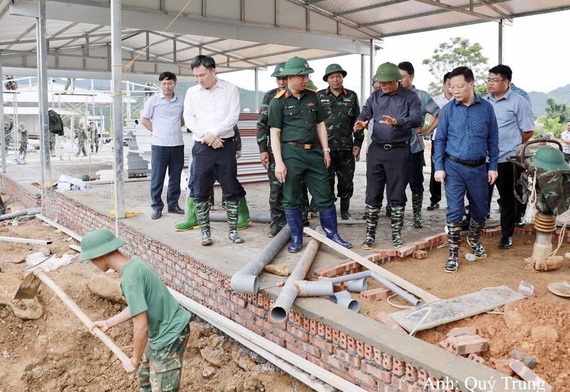 Cùng với việc hỗ trợ các hộ mất nhà, tỉnh Lai Châu và chính quyền xã đang khẩn trương xây dựng phương án tái định cư lâu dài cho 296 hộ dân thuộc sáu bản nằm trong vùng nguy cơ cao.