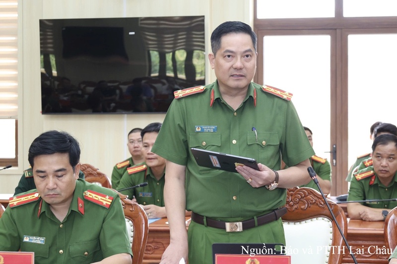 Đại tá Phạm Hải Đăng, Phó Giám đốc Công an tỉnh Lai Châu báo cáo kết quả ban đầu đấu tranh chuyên án 0726L, triệt phá thành công nhóm tội phạm lừa đảo chiếm đoạt tài sản hoạt động có tổ chức, xuyên quốc gia.