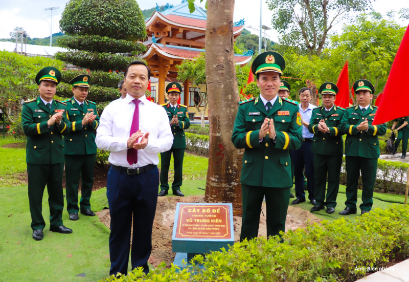 Trung tướng Vũ Trung Kiên, Bí thư Tỉnh ủy Điện Biên Trần Tiến Dũng cùng các đại biểu trồng cây lưu niệm trong khuôn viên Khu tưởng niệm Anh hùng, liệt sĩ Trần Văn Thọ.