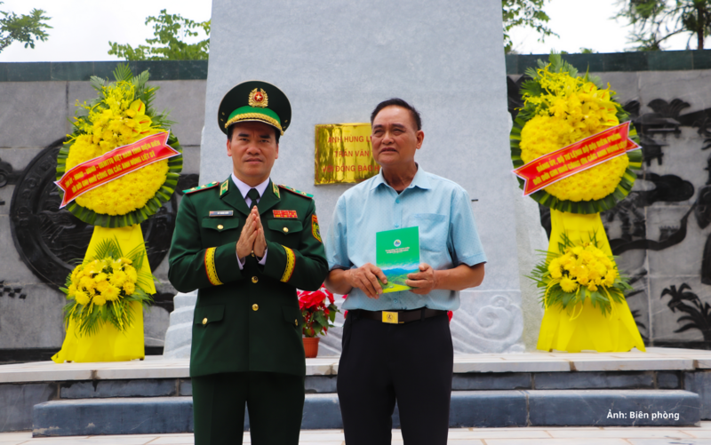 Trung tướng Vũ Trung Kiên trao quà của Đảng ủy, Bộ Tư lệnh Bộ đội Biên phòng tới ông Nguyễn Hồng Việt, đại diện thân nhân gia đình Anh hùng, liệt sĩ Trần Văn Thọ.