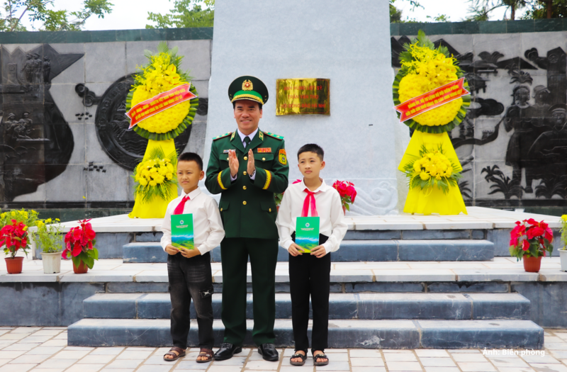 Trung tướng Vũ Trung Kiên trao quà tặng hai học sinh trong Chương trình “Con nuôi Đồn Biên phòng” do đồng chí nhận đỡ đầu.
