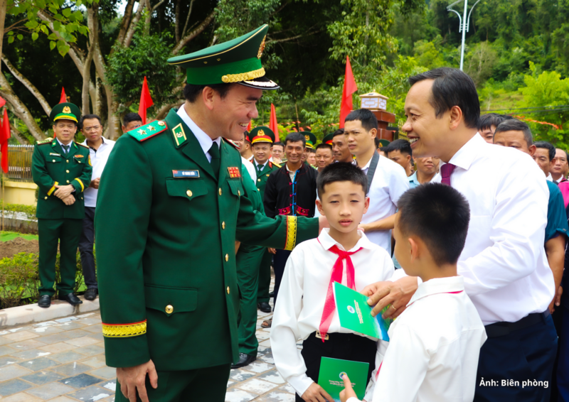 Trung tướng Vũ Trung Kiên và đồng chí Trần Tiến Dũng ân cần thăm hỏi, động viên các học sinh trong Chương trình “Con nuôi Đồn Biên phòng”.
