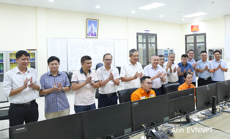 Phó Tổng giám đốc EVNNPT Nguyễn Ngọc Tân (thứ 5 từ trái qua) cùng lãnh đạo NPMB, các đơn vị liên quan chứng kiến thời khắc đóng điện dự án.