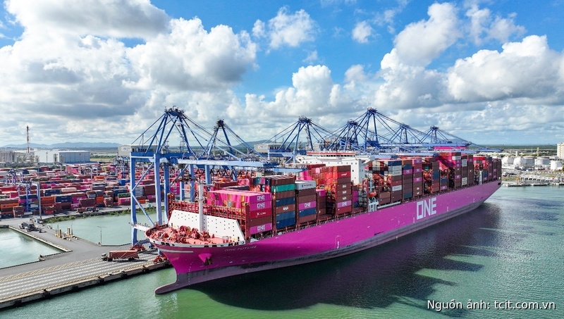 Tàu ONE FUTURE – tàu container sử dụng công nghệ hybrid thế hệ mới cập Cảng quốc tế Tân Cảng – Cái Mép tháng 5/2025.