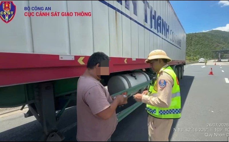 Lực lượng cảnh sát giao thông kiểm tra đối với lái xe đầu kéo chạy quá thời gian quy định. Ảnh: Cục Cảnh sát giao thông