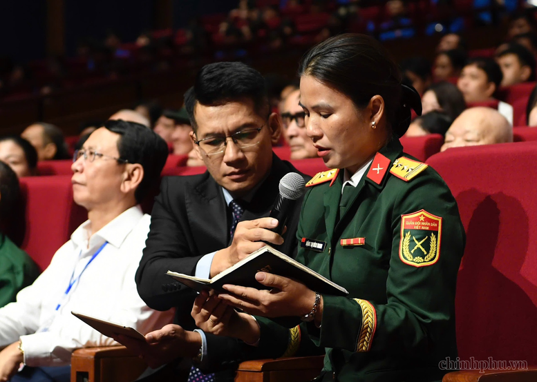 Thượng tá Đặng Thị Bích Trang, vợ của liệt sĩ phi công Trần Thanh Nghị đọc lại những dòng nhật ký của chồng.