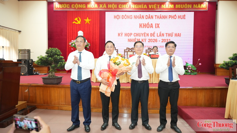 Lãnh đạo Thành uỷ Huế chúc mừng tân Chủ tịch UBND thành phố Huế Lê Trí Thanh.