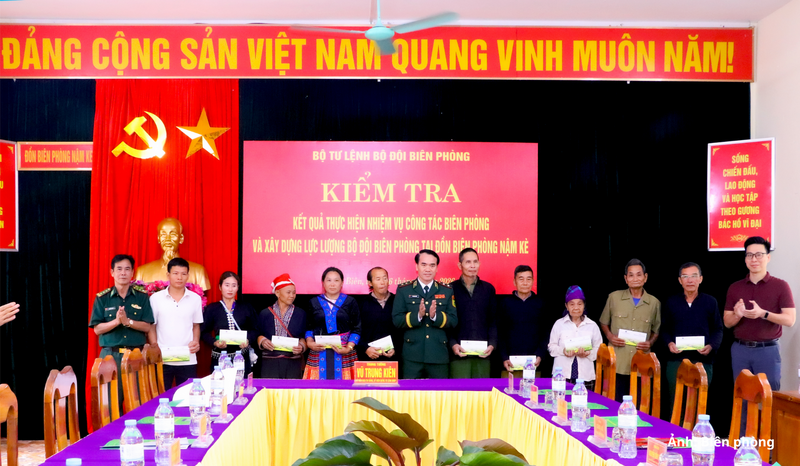 Trung tướng Vũ Trung Kiên trao quà cho gia đình chính sách và người có công trên địa bàn Đồn Biên phòng Nậm Kè, tỉnh Điện Biên.