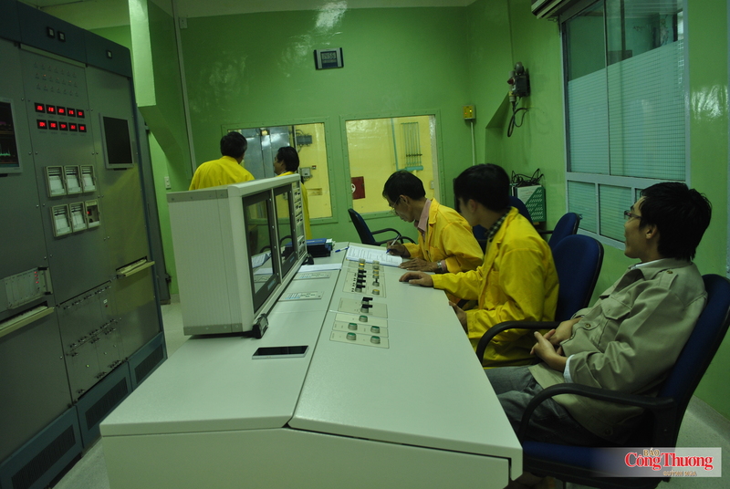 Phấn đấu hình thành đội ngũ nhân lực nghiên cứu - phát triển nòng cốt có trình độ cao, đủ năng lực tiếp thu, làm chủ, chuyển giao và phát triển công nghệ trong lĩnh vực năng lượng nguyên tử