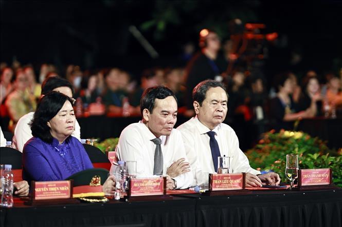 Chủ tịch Quốc hội Trần Thanh Mẫn và đại biểu dự Chương trình cầu truyền hình tại Công viên Lê Thị Riêng, Thành phố Hồ Chí Minh. Ảnh: Doãn Tấn/TTXVN