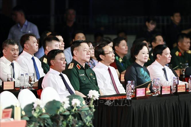 Thường trực Ban Bí thư Trần Cẩm Tú và đại biểu dự Chương trình cầu truyền hình tại Công viên Lê Thị Riêng, Thành phố Hồ Chí Minh. Ảnh: Doãn Tấn/TTXVN