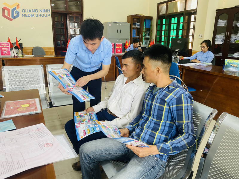 Cán bộ Trung tâm phục vụ hành chính công xã Tiên Yên, tỉnh Quảng Ninh hướng dẫn người dân nộp hồ sơ trực tuyến. Ảnh: Quảng Ninh Media Group