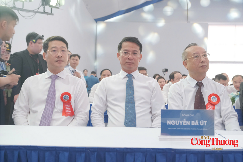 Ông Nguyễn Bá Út, Giám đốc Sở Công Thương tỉnh Lâm Đồng (giữa) và ông Nghiêm Đình Hiếu, Giám đốc Trung tâm Xúc tiến Đầu tư, Thương mại và Du lịch tỉnh Lâm Đồng (bìa trái) tại buổi lễ.