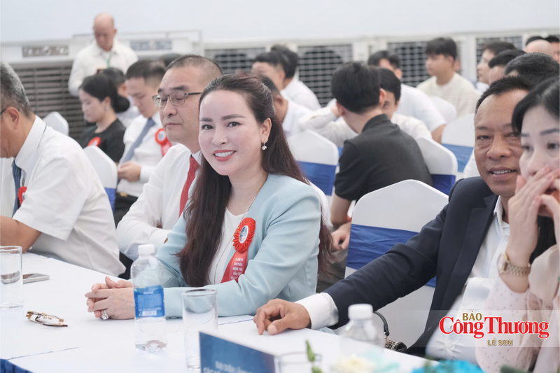 Các đại biểu tham dự lễ công bố.