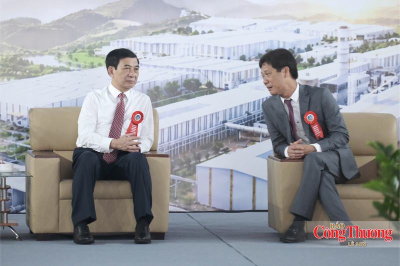 Đại tướng Phan Văn Giang, Ủy viên Bộ Chính trị, Phó Thủ tướng Chính phủ, Bộ trưởng Bộ Quốc phòng trao đổi ngoài lề với ông Trần Hồng Quân, Giám đốc Công ty TNHH Luyện kim Trần Hồng Quân.