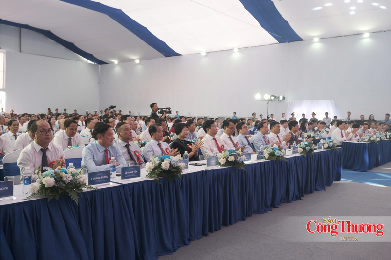 Quang cảnh buổi lễ công bố sản phẩm nhôm.