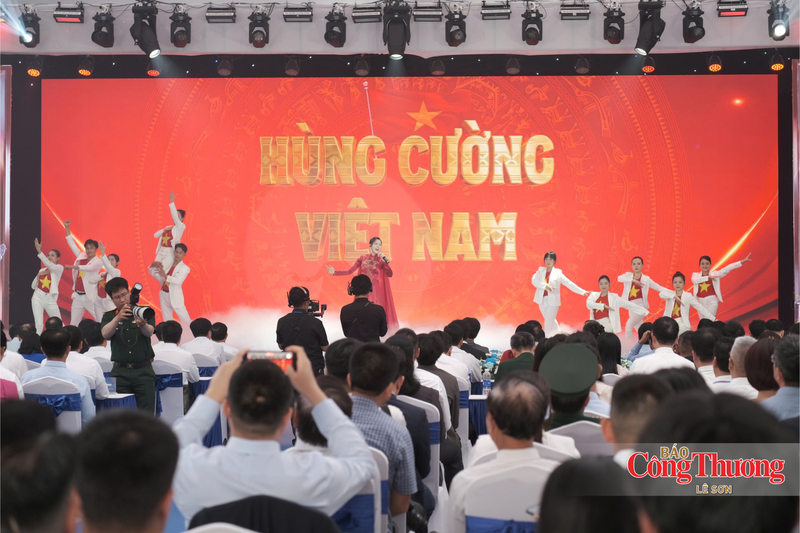 Trước thềm buổi lễ là các tiết mục văn nghệ chào mừng.