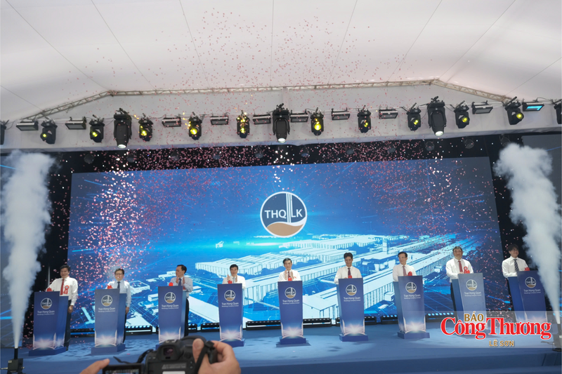 Các đại biểu thực hiện nghi thức nhấn nút công bố sản phẩm nhôm thỏi đầu tiên của Việt Nam.