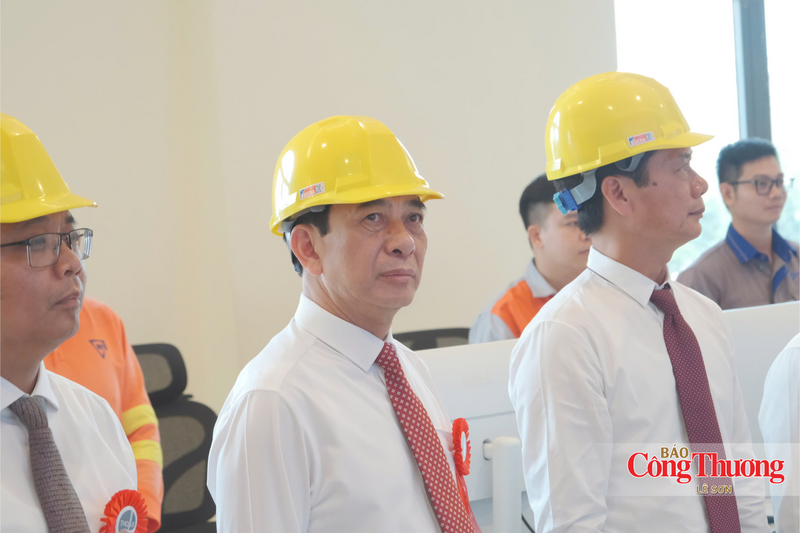 Đại tướng Phan Văn Giang cùng các đại biểu tham quan nhà máy.
